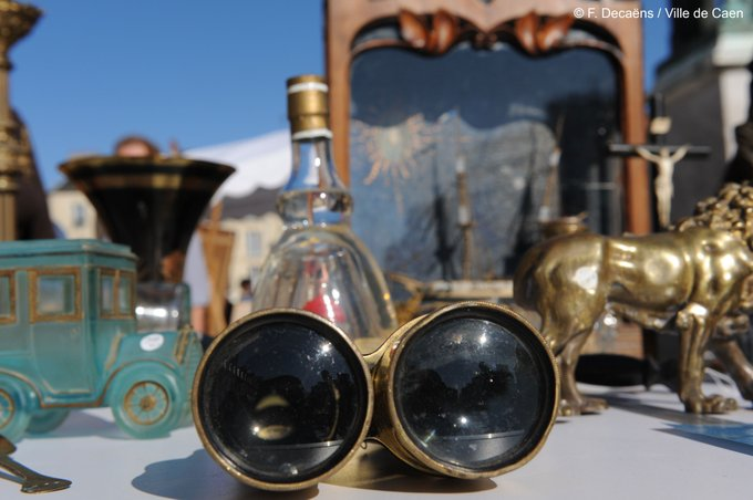 CaenOfficiel's tweet photo. 👀 Aujourd'hui, on chine sur le port de #Caen avec #CaenPuces ! De nombreux brocanteurs professionnels vous attendent jusqu'à 18h avec meubles, objets de décoration, vêtements et accessoires, livres, cartes postales... #Vintage #Retro. N'oubliez pas votre 😷 ! https://t.co/7JWGUdttYf