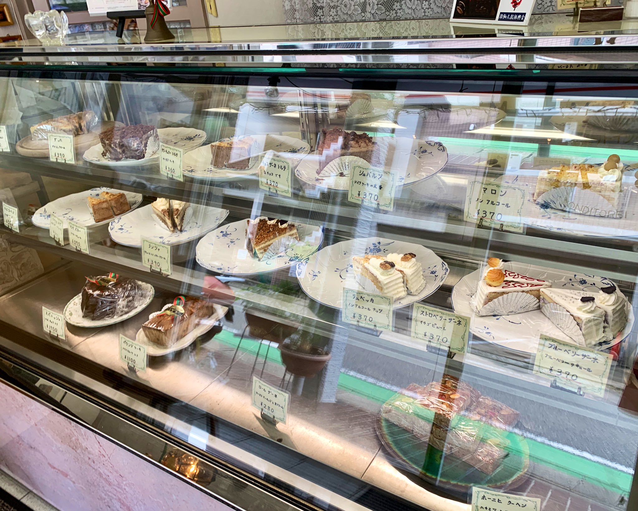 تويتر セメントthing على تويتر 唐突にドイツのケーキが食べたい でもそういうお店が福岡にあるのだろうか と探して ヒットした雑餉隈の ハイジ 街のケーキ屋さんという雰囲気なのにドイツ定番ケーキが普通にあってびっくりしました 黒い森のケーキに載って