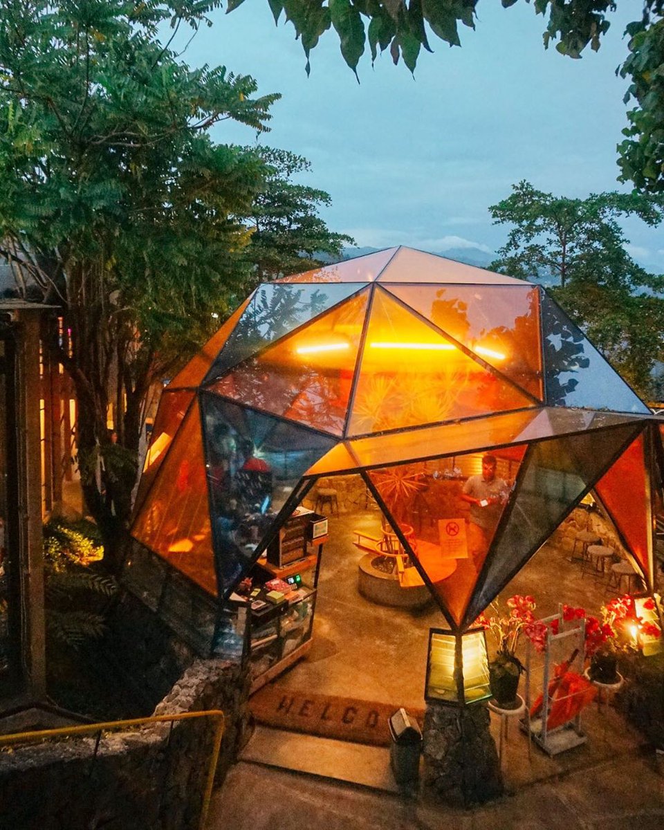 7. Cakrawala sparkling nature restaurant Plis ini aesthetic banget kalo malem, fiks kalian yang punya pacar harus bawa kesini. Konsep bangunan dengan kaca warna-warni dan atap terbuka. Tempatnya sangat fotogenic engga cuma pemuas nafsu makan tapi juga penyegar mata.