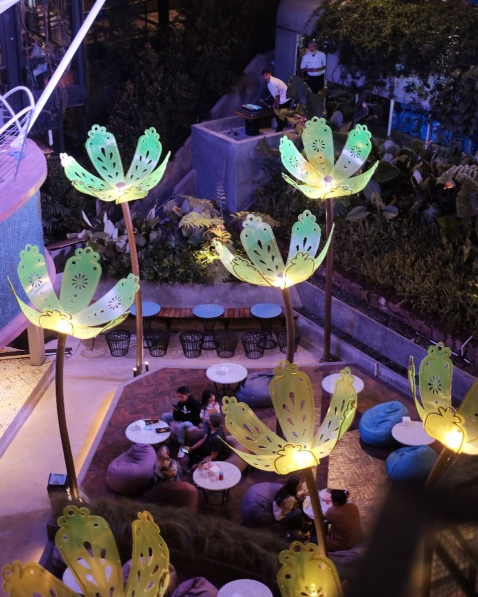 7. Cakrawala sparkling nature restaurant Plis ini aesthetic banget kalo malem, fiks kalian yang punya pacar harus bawa kesini. Konsep bangunan dengan kaca warna-warni dan atap terbuka. Tempatnya sangat fotogenic engga cuma pemuas nafsu makan tapi juga penyegar mata.