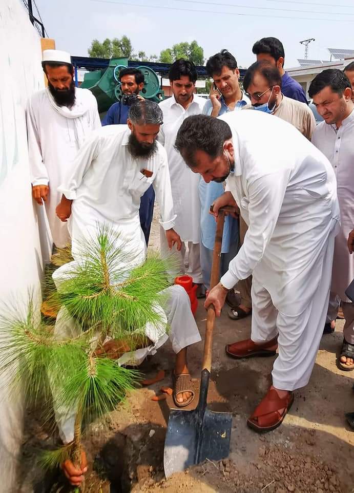 IqbalAfridiPTI's tweet image. باڑہ کلین اینڈ گرین پاکستان شجرکاری مہم کے سلسلے میں آج پارلیمانی سیکرٹری سیفران و ایم این اے اقبال آفریدی اور ڈائریکٹر محکمہ زراعت قبائلی آضلاع شمس الرحمن نے پودا لگا کر باعاقدہ افتتاح کیا.
#BillionTree