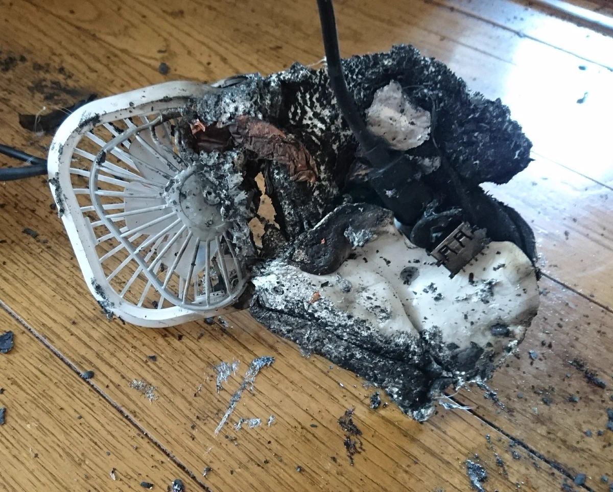 7月末にAmazonで購入した中国製の携帯扇風機が充電中に発火！危うく火事に…