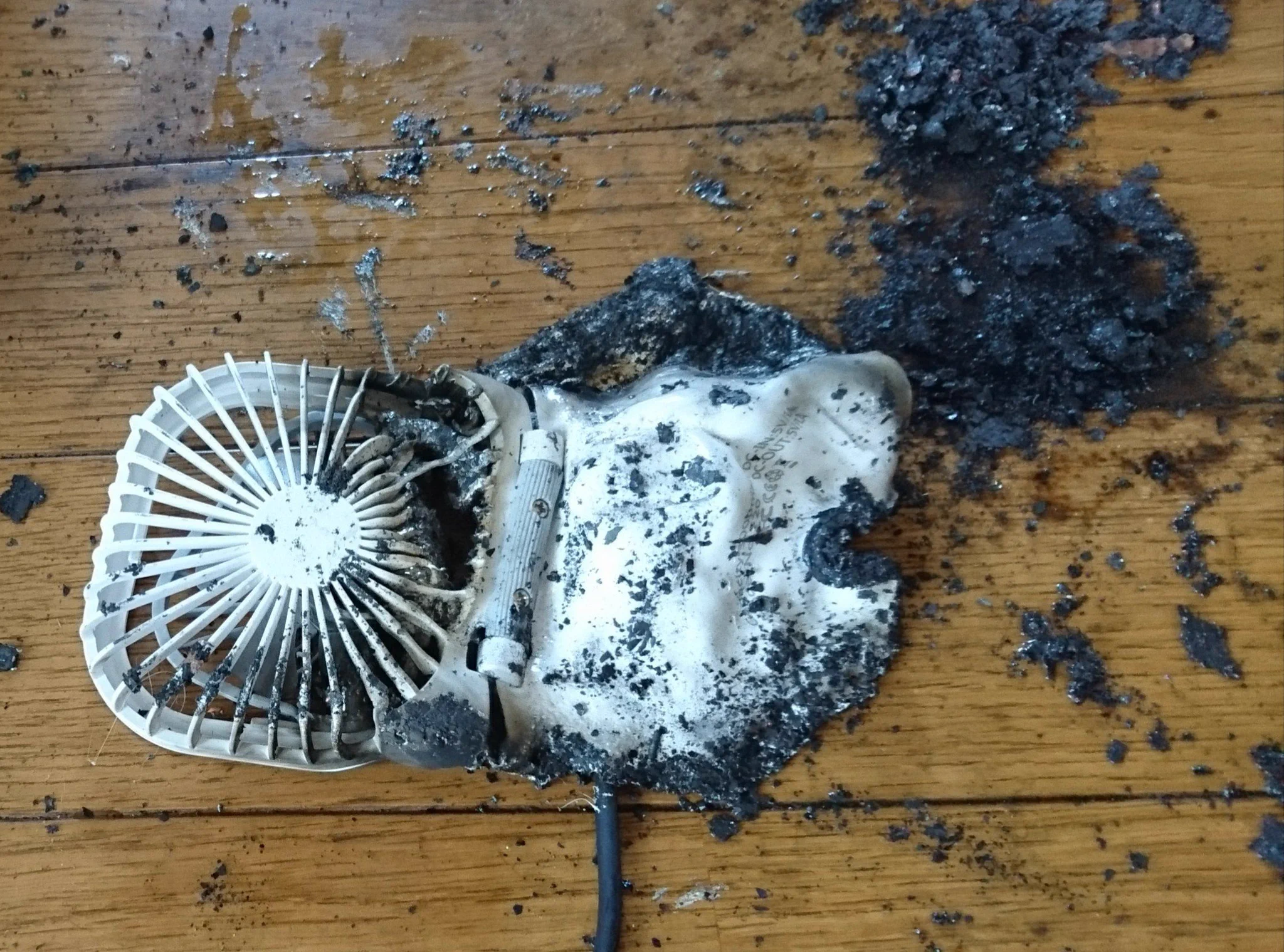 7月末にAmazonで購入した中国製の携帯扇風機が充電中に発火！危うく火事に…