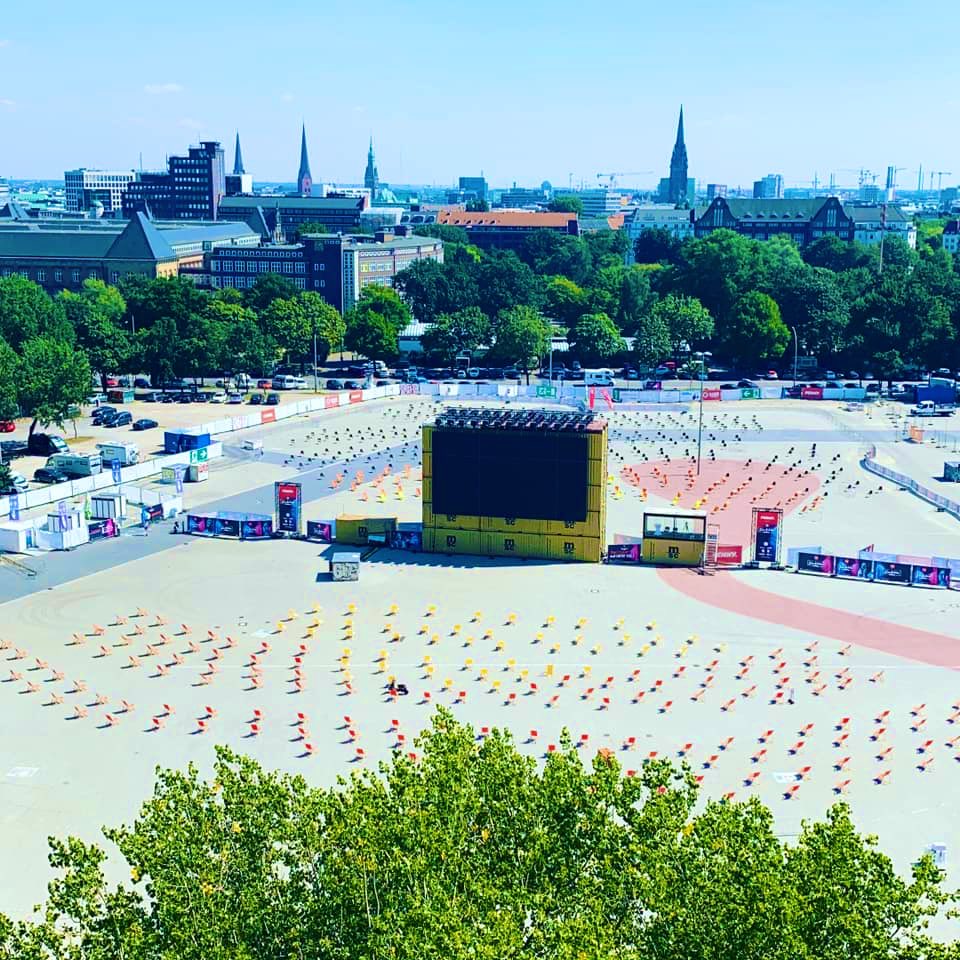 berkie1's tweet image. In Hamburg, Germany, their response to the auto-centric “Drive In Movie” is this “Bike In Movie.” 🚲 🎥 🍿 

Each 🪑 marks one physically distanced spot for cyclists to park their bike and enjoy the movie. 
#citiesforpeople 

📸 @_mtiemann
