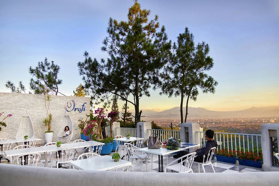 8. Orofi Cafe Tempat nongkrong keren ini ada di daerah Dago, tepatnya di lantai tiga area roof cafe dengan suguhan panorama bandung dari ketinggian. Salah satu yang jadi favorit kursi berbentuk ayunan berwarna putih, jadi siapin pose terbaik kamu hyung. Lantainya lucu kaya catur