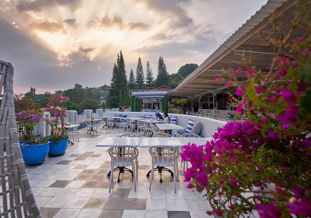 8. Orofi Cafe Tempat nongkrong keren ini ada di daerah Dago, tepatnya di lantai tiga area roof cafe dengan suguhan panorama bandung dari ketinggian. Salah satu yang jadi favorit kursi berbentuk ayunan berwarna putih, jadi siapin pose terbaik kamu hyung. Lantainya lucu kaya catur