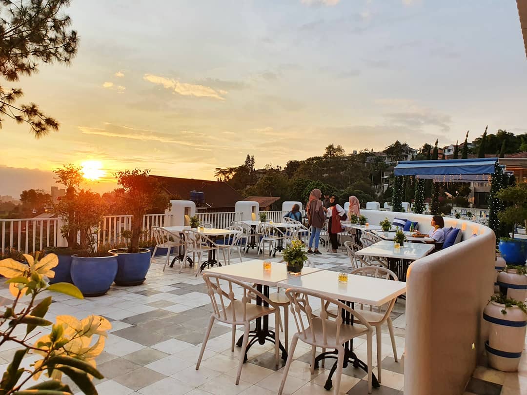 8. Orofi Cafe Tempat nongkrong keren ini ada di daerah Dago, tepatnya di lantai tiga area roof cafe dengan suguhan panorama bandung dari ketinggian. Salah satu yang jadi favorit kursi berbentuk ayunan berwarna putih, jadi siapin pose terbaik kamu hyung. Lantainya lucu kaya catur