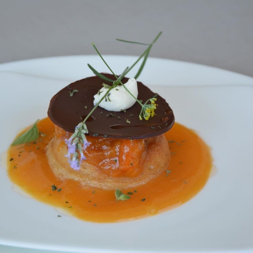 Salzburg / Werfen

Marillesavarin | Bitterschokolade | Salbei Eis

🇫🇷 Savarin aux abricots | Chocolat | Glace à la sauge

#finedining #gastronomie #foodporn #traditionundevolution #unserelobbyistdasprodukt #yummi #eurotoquesoesterreich #dessert #patisserie #dessertporn #pastry