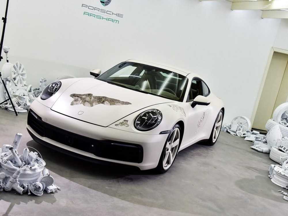 TinxeNews's tweet photo. Chiếc Porsche 911 2020 mới tinh này đã bị "phá hoại thân vỏ nhân danh nghệ thuật"👉👉👉https://t.co/yaUPAwNzfx https://t.co/XjDeCwa40P