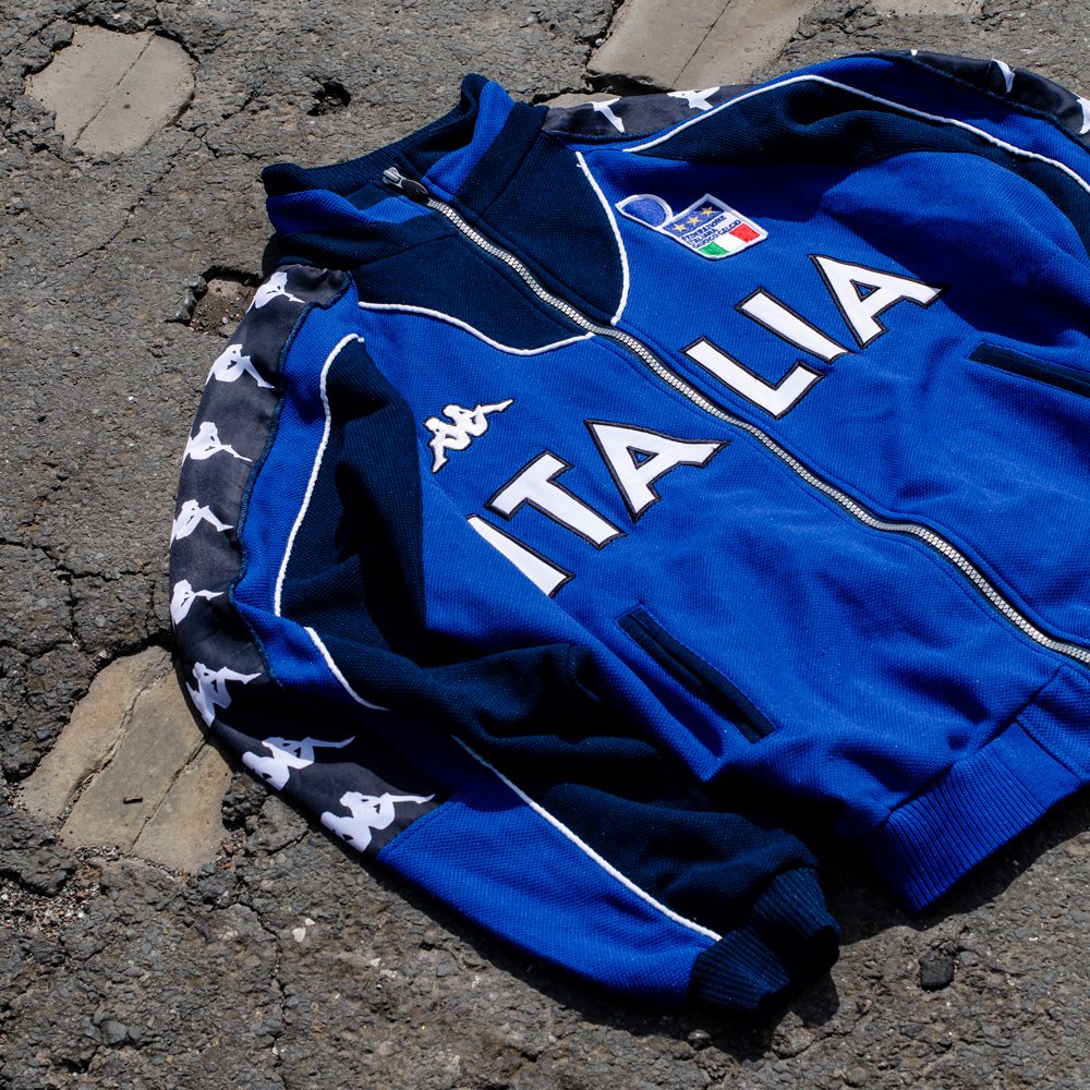 Absoluut sap Overstijgen Classic Football Shirts on Twitter: "Italy's Euro 2000 jacket. One of  Kappa's greatest ever. Stunning! https://t.co/vozxXhEfwf" / X