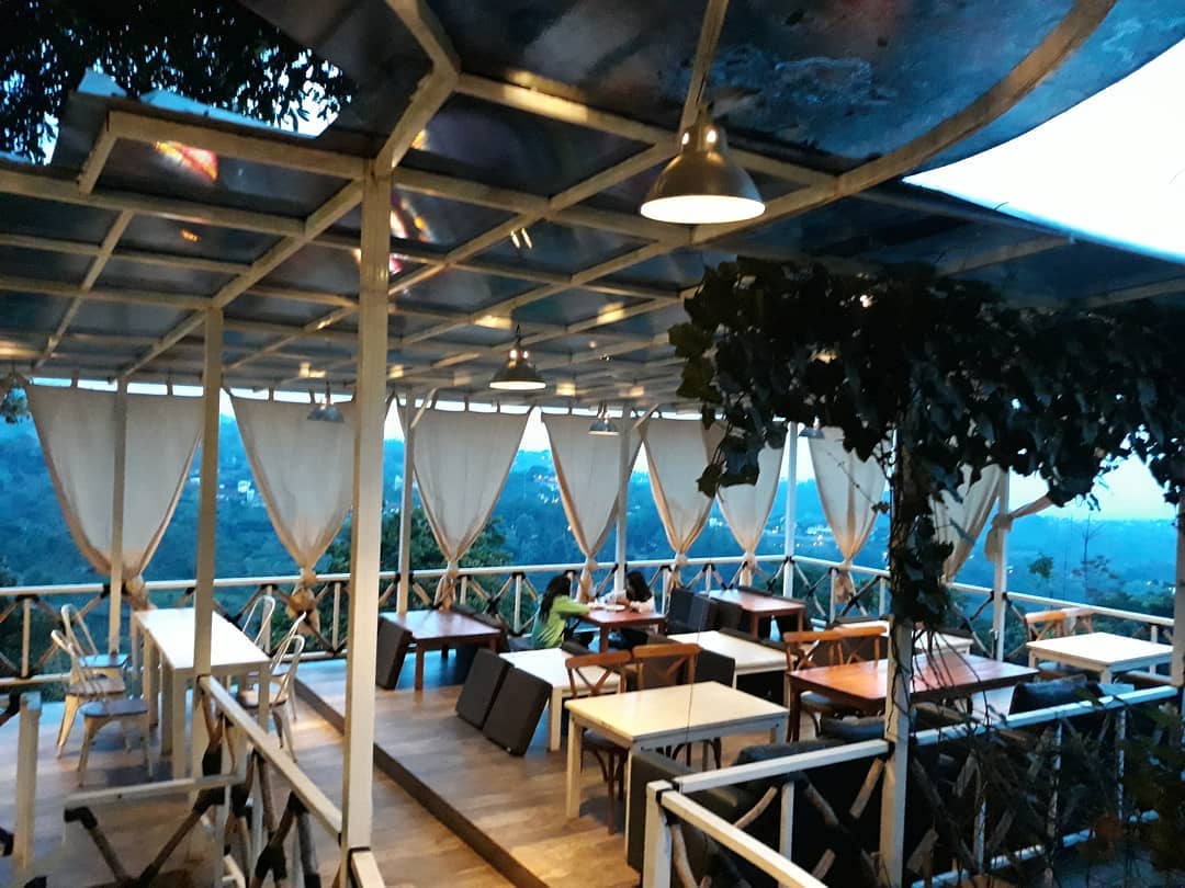9. Tafso Barn BandungCafe ini terletak di puncak Ciumbuleuit, ini nih kalian ga pengen apa ke sini? aesthetic pisan kalo kata akang teteh bandung mah. Yang ke bandung ga kesini nyesel wk.