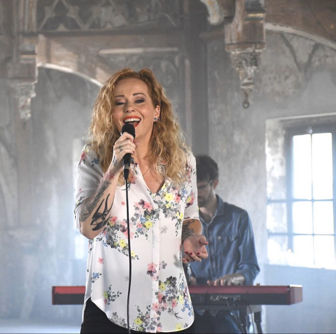 AnnekeAnnique's tweet photo. Tonight on Met hart en ziel summer meditation, @KroNcrv  @NPO2 18:00-18:15, I will be singing a Dutch translation of the encouraging song 'We Shall Meet When The Danger Is Over'.
🙏🎤❤️ https://t.co/IdXN0UjBQl