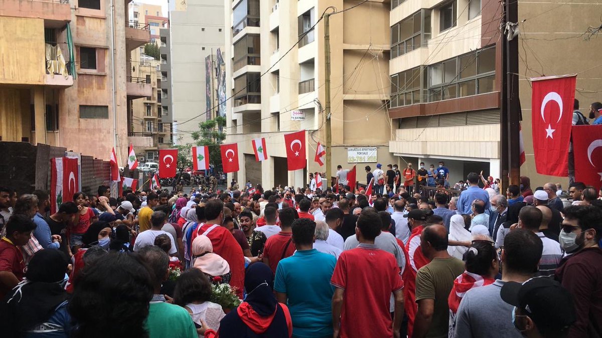 الآلاف يحتشدون الآن في بيروت لاستقبال فؤاد أوقطاي نائب الطيب أردوغان الذي يزور لبنان حاملا "شيك مفتوح" لتقديم كل ما يحتاجه الشعب اللبناني من مساعدات وتنمية بعد فاجعة انفجار مرفأ بيروت 🇹🇷🇱🇧