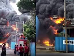 journalistazhan's tweet photo. A massive fire broke out at a chemical factory in Vapi city of Valsad district in Gujarat on today afternoon. More than eight fire tenders are on the spot.
A huge amount of smoke was seen billowing out of the factory, which was completely engulfed in the fire.💔
#prayforgujrat https://t.co/gLzEmQYZ8y