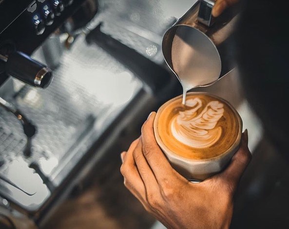 10. Sama dengan coffe Unik kan namanya? Nah tempatnya juga gakalah unik. Kusebut ini "Kafe Hutan" karena banyak tanaman disini, baik di area dalam maupun luar. Suka deh jumlah tanaman rindang yang bejibun wkwk.