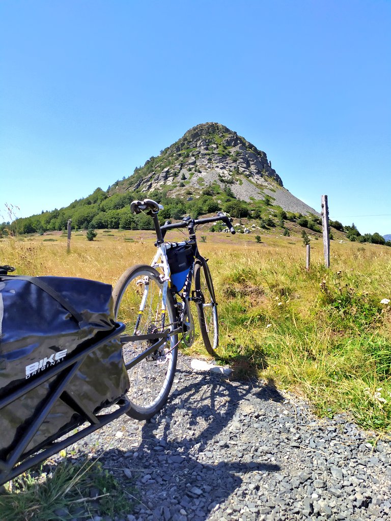 abkgrenoble's tweet photo. Chacun•e ses petites victoires.
La mienne aujourd'hui : le Mont Gerbier de Jonc, lors d'une rapide escapade #cyclocamping dans les Monts d'#Ardèche. L'occasion de savourer pleinement le grand paysage en mode basse-technologie, bas-carbone... donc haute énergie biomécanique ! 🚵♂️ https://t.co/AU1qwJ7w9a