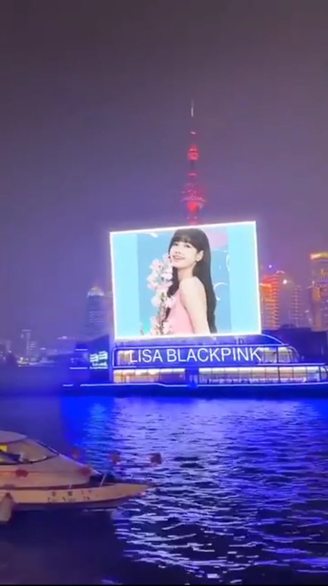 lalalapikachu_2's tweet photo. LAND - SKY - WATER 

It feels like LISA is a super human who can control different elements in nature.  She's everywhere.

C-LiLiES should stop making me say "Thank You" all the time. I'm repeating myself since yesterday 😭

#4YearsWithLISA 
#LISATowardsTheStarlight https://t.co/RWwkoehhpL