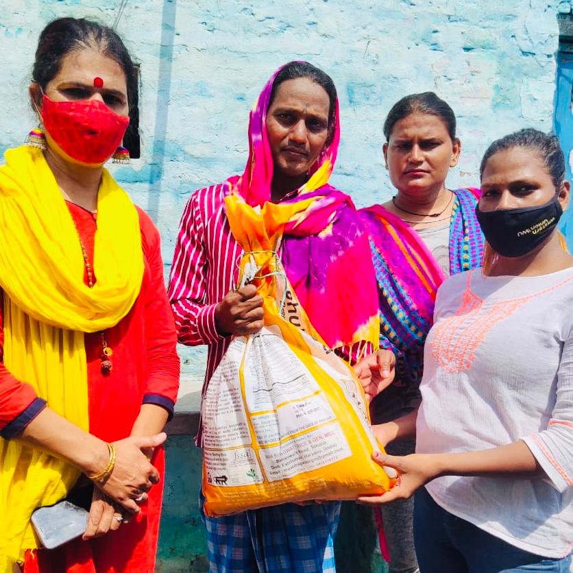 PhoolVersha's tweet photo. @iAmitRSharma #NessWadia @KanikaDhillon @tweetgarima #RavinderNathSharma @ChromePictures
#EntourageFilms
#PhoolVershaFoundation #NamMyohoDaan #Covid19 #Coronavirus #Donations #Charity #IndiaFightsCorona #FeedTheNeedy #InThisTogether #Mumbai #Punjab #FeedTheHungry #LGBTQ https://t.co/9oY1NKSdje