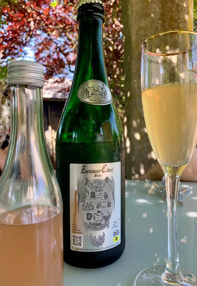 HolyBv's tweet photo. Lekker genieten van de tapasplanken, als dorstlesser is de verfrissende Zeeuwse Cider Brut een meerwaarde, verkrijgbaar bij De Soute Vaert, genieten, drink verstandelijk

#desoutevaert #cider #zeeuws #zekerzeeuws #theholyspiritus #wattedoen #verfrissing #dorstlesser https://t.co/x3cQL3DWkO