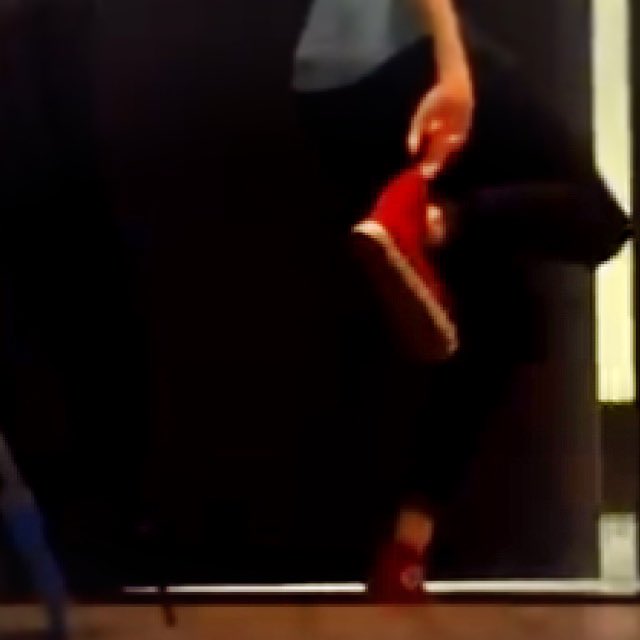 taeyeon_nojam's tweet photo. @TinyTANofficial Anyone notice that she’s wearing a pair of Converse High, in red?

#MTVHottest BTS @BTS_twt https://t.co/Mur0CGVUaT