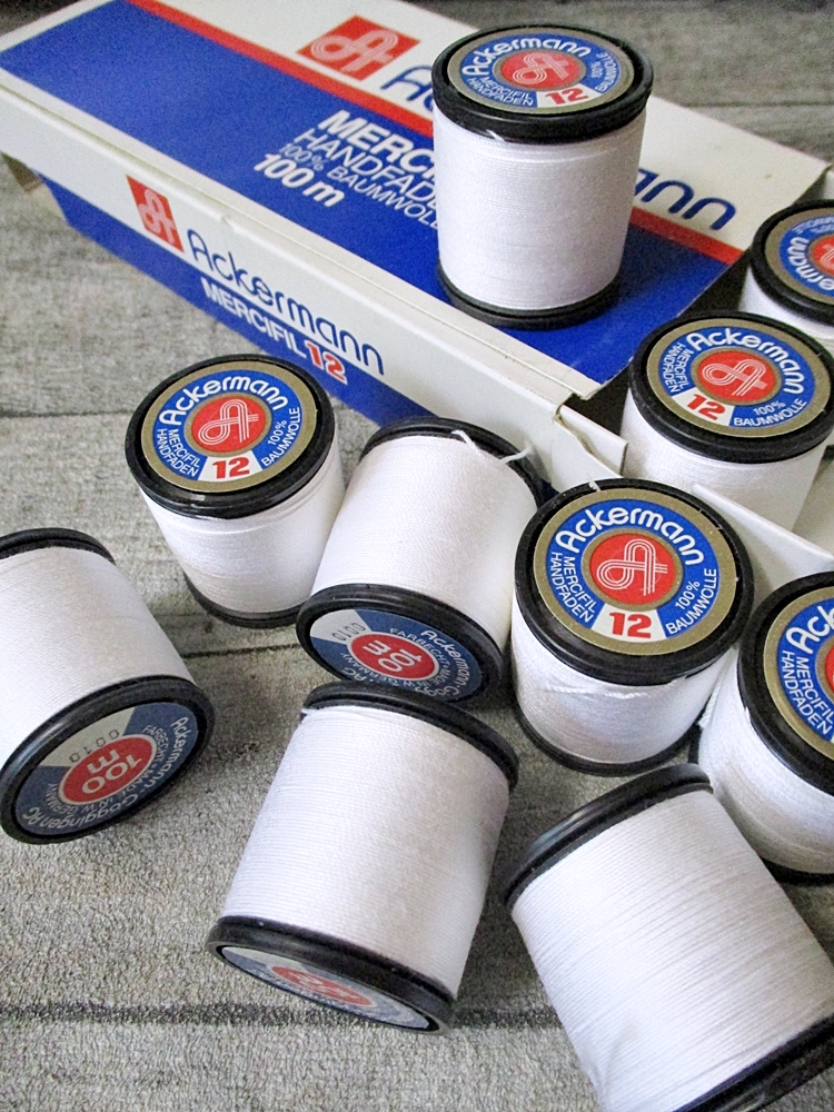 Woolnerd_Shop's tweet image. ✨Ebenfalls im #Wochenendangebot ist weißer #Handfaden aus dem Traditionshaus #ACKERMANN. Er besteht aus 100% Baumwolle und ist etwas dicker. Mit diesem tollen Garn kannst Du von Hand stabile Nähte setzen, Knöpfe annähen etc.

woolnerd.de/handfaden-von-…

#woolnerd,#weekendsale