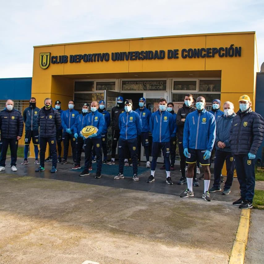 FutbolUdeC's tweet photo. LA TORTA OFICIAL VA DE SORTEO

Celebramos el aniversario 26 y nuestro Plantel inició los festejos con el pastel oficial.

¡Etiquétanos saludando con tu camiseta, usa #26AñosenlaPiel y podrás llevarte la torta hecha por Pastelería Hadas Artesanas🎂😀!
#ElCampanildeConce 🔶🔷 https://t.co/buSsr6CfXO