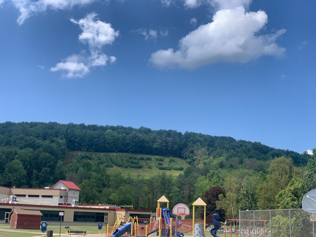 LDanksBurke's tweet photo. My visit to Canisteo today was wonderful.
Delicious Lunch at Annie's restaurant ✅
Spotted the largest living sign in the world-60 feet wide by 400 feet tall ✅
Conversing with Craig King at his farmstand ✅
Local Businesses are a boon to our region.
#isupportlocalbusinesses https://t.co/4vFqRTeEdv