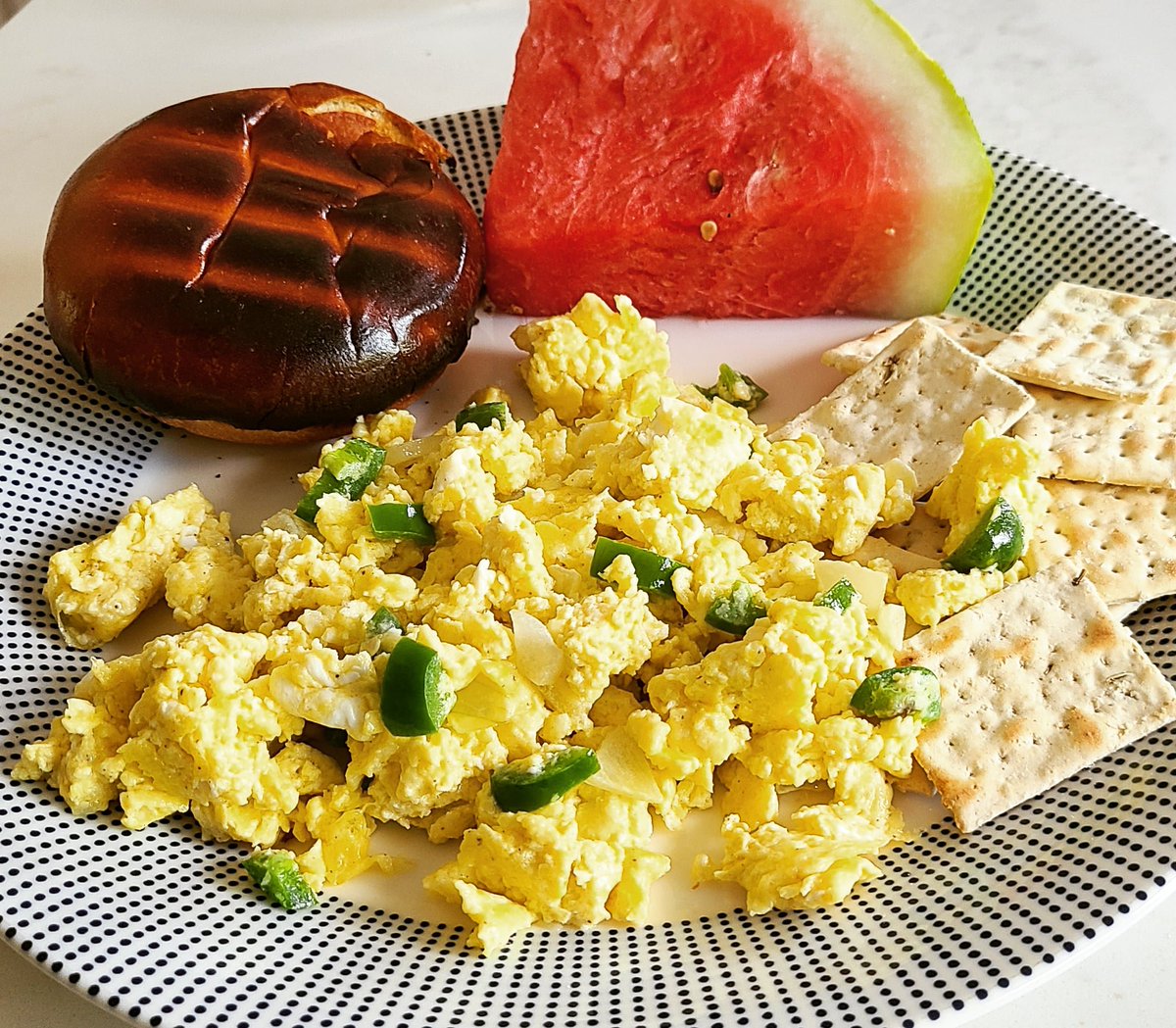Harriscandoit's tweet photo. #toasted #bun #watermelon #wheatcrackers (12 or one portion) and #scrambledeggs with white #cheadercheese and diced #jalapenos #foodie #foodstagram #foodphotography #brunch https://t.co/FTxc2RdwlI
