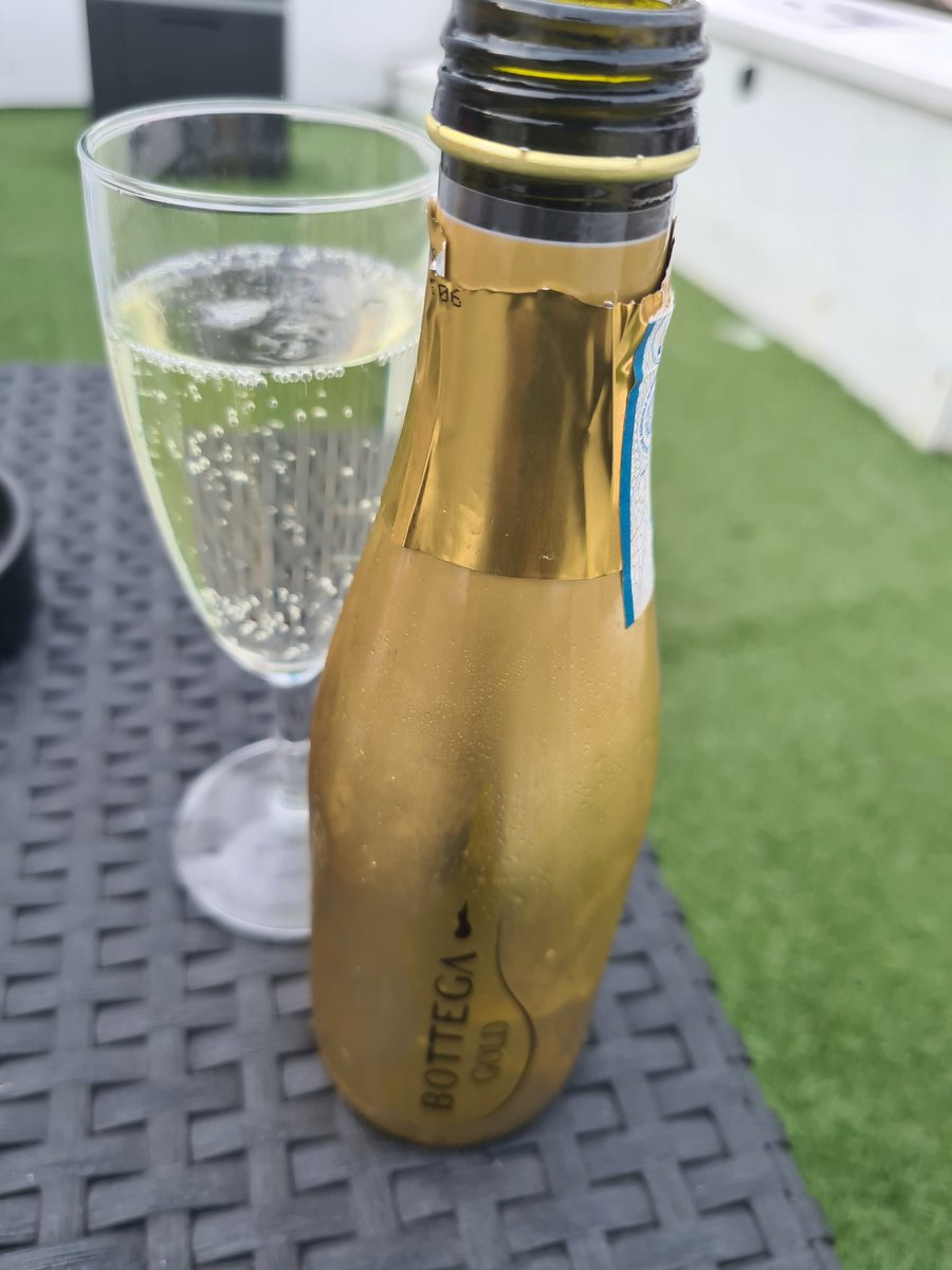 Franglais27's tweet photo. Such a lovely time to be on the river Thames sipping a glass of refreshing @BottegaGold aboard @BoatBarandCo with @MyWineWeek It does remind me of times in Nice!
#London #prosecco #wine https://t.co/lRrIRaEovx