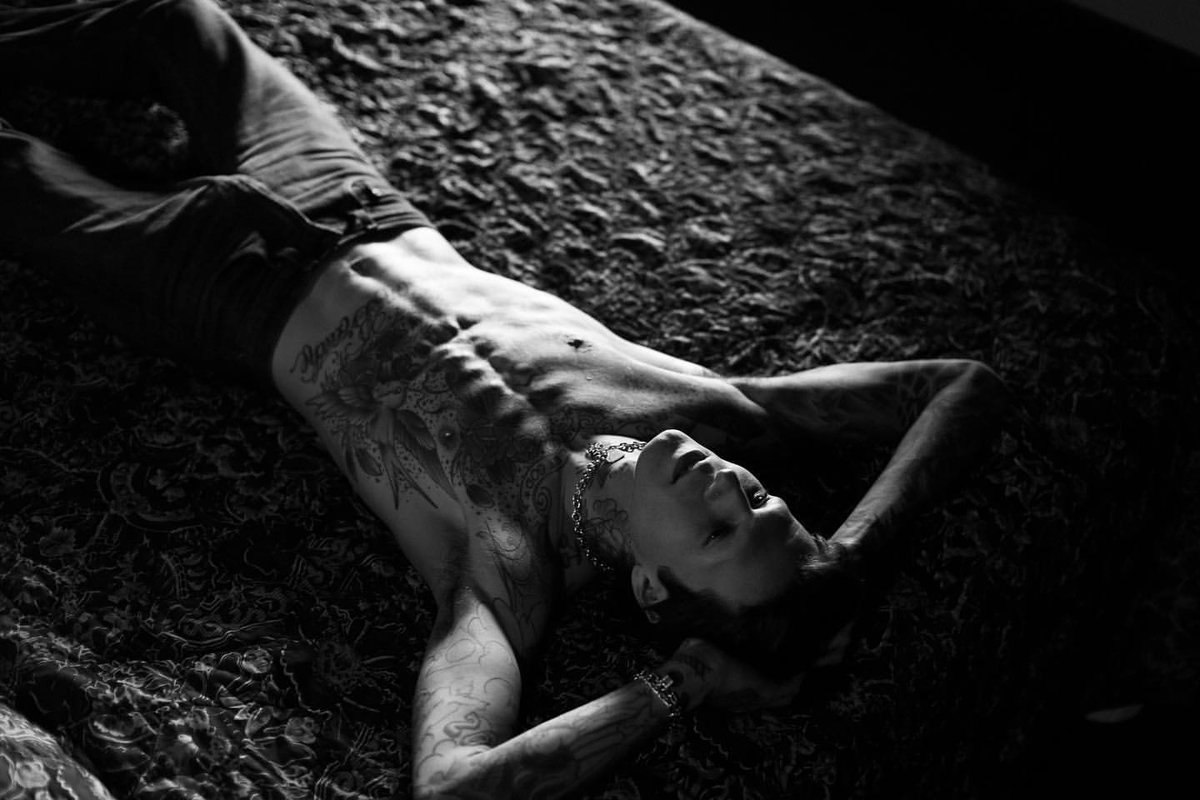 El desnudo de Jesse Rutherford, cantante de The Neighbourhood