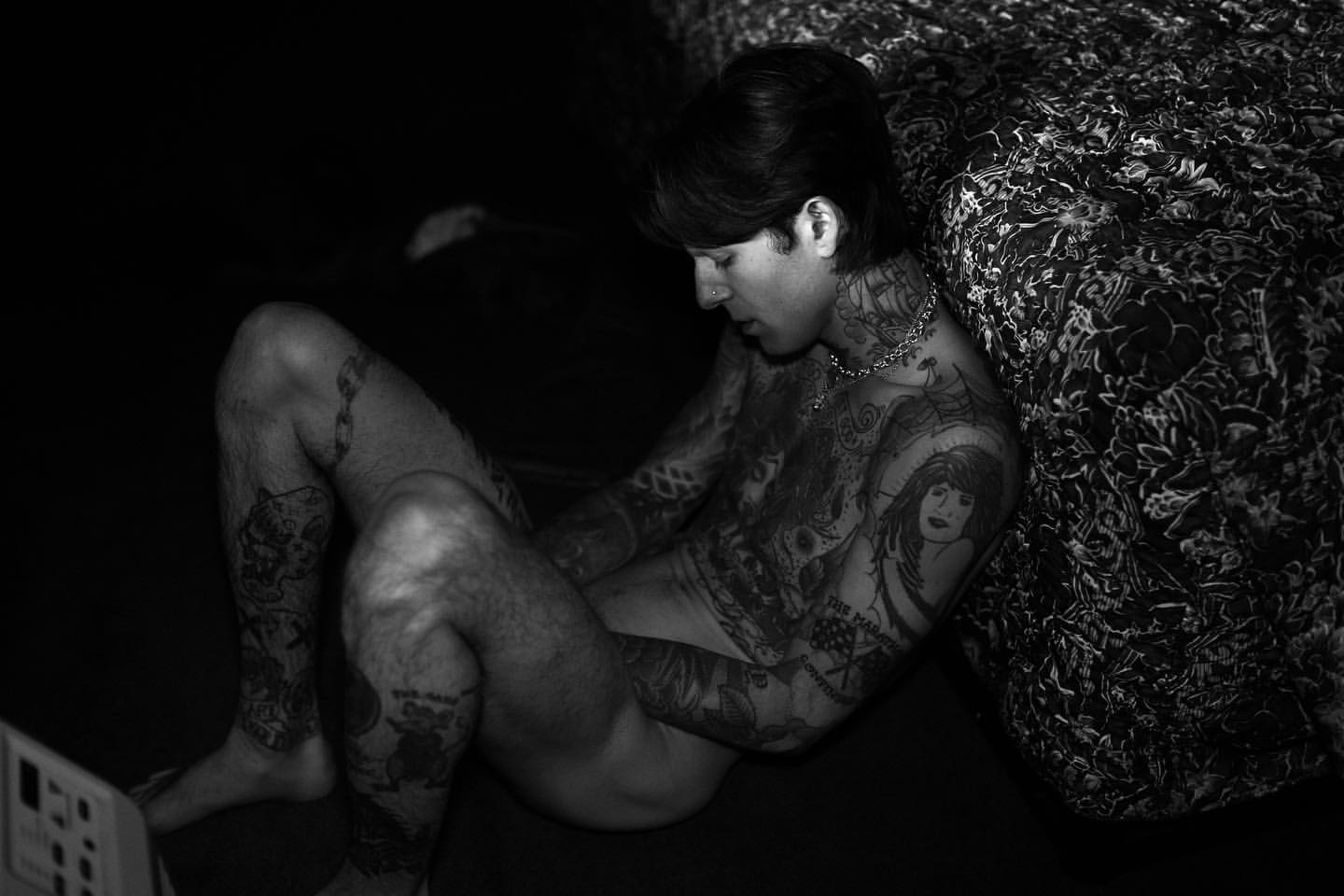 El desnudo de Jesse Rutherford, cantante de The Neighbourhood