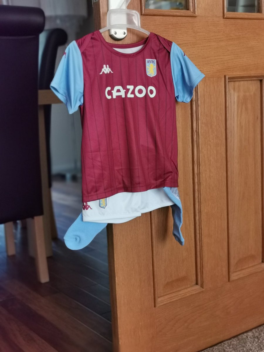 ApsAVFC's tweet image. Little boys first official villa kit 😍
9 months old today so ordered him a man's XL to be safe #utv #AVFC