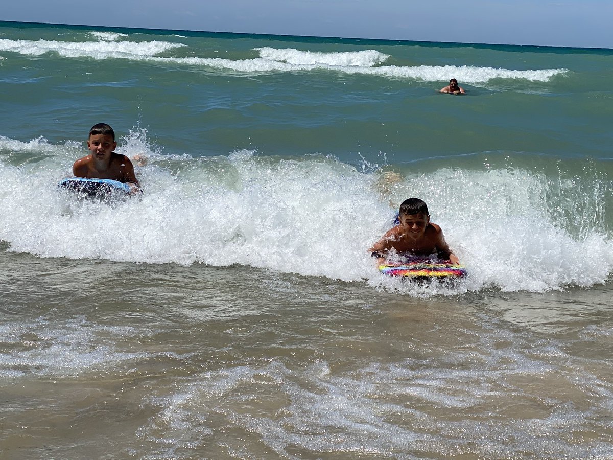 wesleyni's tweet photo. Who needs to travel to the ocean when you have these “freshwater” waves right in your own backyard! Enjoying Lake Michigan in Pentwater! 

#MichiganEGLU
#MiGreatLakesWeek https://t.co/RtY32c1c8u