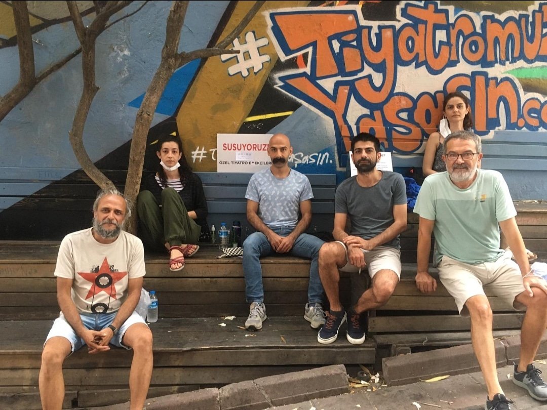 Tiyatro emekçileri SUSUYOR!

Pandemi sürecinde ciddi zorluklar yaşayan tiyatro emekçilerinin sorunları ivedilikle ele alınmalıdır. Moda Sahnesi önünde arkadaşlarımızın eylemi devam ediyor!

#Susuyoruz