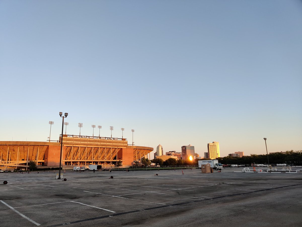 visishs's tweet photo. Back to the Rice University loop for @SNISinfo #snis2020 virtual #funrun5k #runforresearch this morning. Just a breezy 80F and 48% humidity Houston ๐. @cvsection https://t.co/kxee6VoxzB