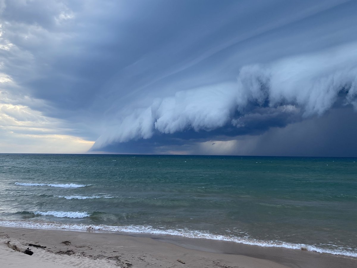 wesleyni's tweet photo. Swimming before the storm rolls in on Lake Michigan in Pentwater! Such an amazing site to see this storm cloud change right before our eyes!
#MichiganEGLE
#MiGreatLakesWeek https://t.co/d8p7pZOIoy