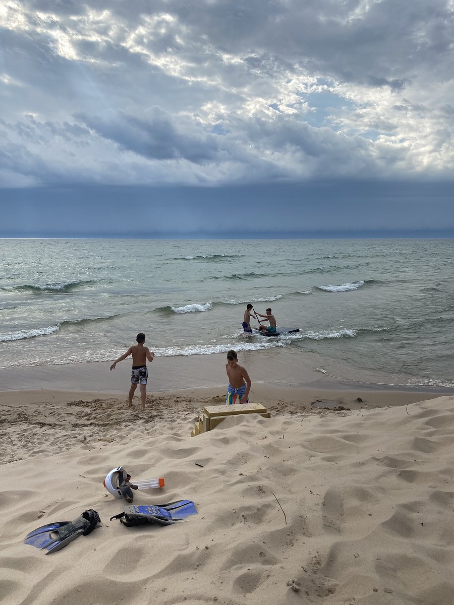 wesleyni's tweet photo. Swimming before the storm rolls in on Lake Michigan in Pentwater! Such an amazing site to see this storm cloud change right before our eyes!
#MichiganEGLE
#MiGreatLakesWeek https://t.co/d8p7pZOIoy