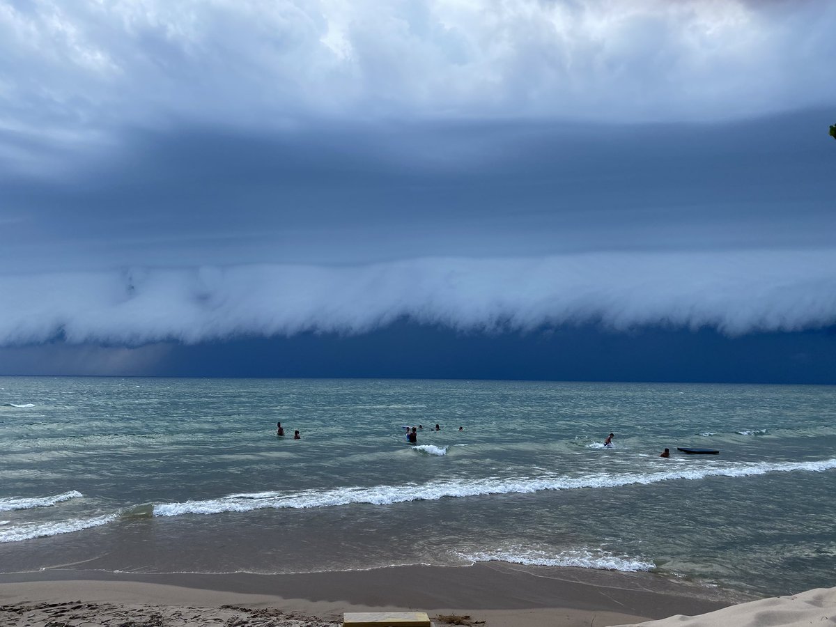 wesleyni's tweet photo. Swimming before the storm rolls in on Lake Michigan in Pentwater! Such an amazing site to see this storm cloud change right before our eyes!
#MichiganEGLE
#MiGreatLakesWeek https://t.co/d8p7pZOIoy