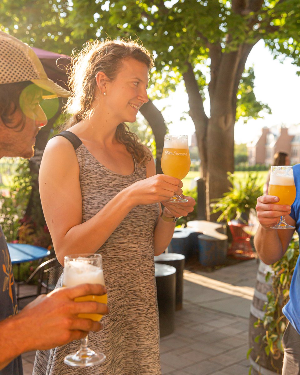 foambrewersvt's tweet photo. Now pouring: Blossom, a Farmhouse Pale Ale conditioned on fresh chamomile, fresh lemon balm &amp; fresh anise hyssop from Foster Farm Botanicals. 5.2%, notes of lemon bar, Tepache, lime. Pouring on-site &amp; in growlers for curbside pickup &amp; local home delivery. https://t.co/YFiWCBT0Z0 https://t.co/Gb5WwNszlJ