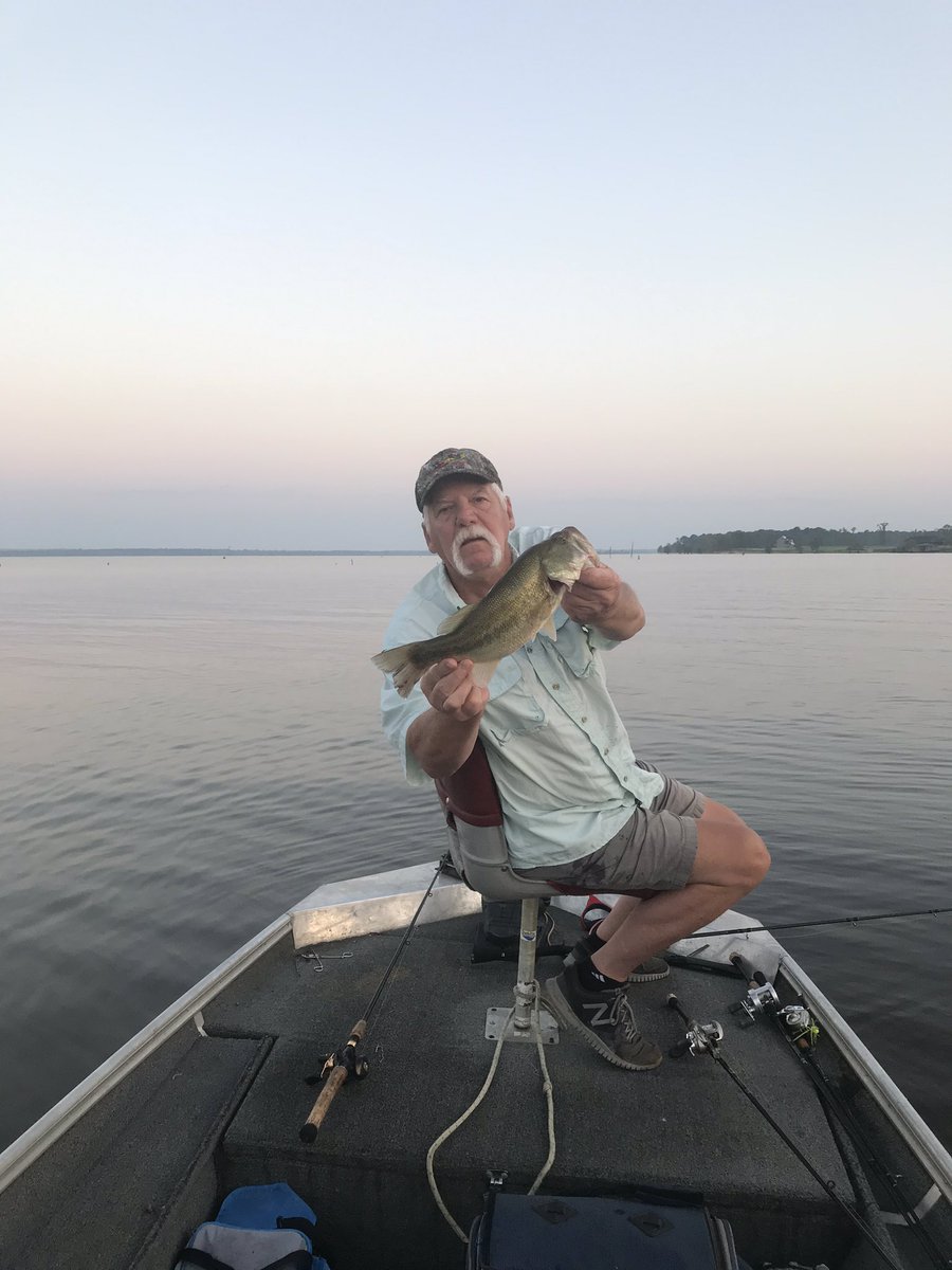 richardfaircl17's tweet photo. Caught some schooling bass and a few crappie π£ #bassreaperbaitco #marteaselures #jackslures #runcl #titantungsten #vectorhooks https://t.co/FhQTeAkRhp