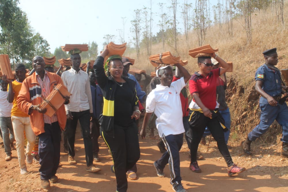 OmbudsmanBI's tweet photo. #Burundi:L'Ombudsman @HonEdouard s'est joint à la population de la commune #Rango à @KayanzaProvince lors des travaux de rassembler les tuiles pour une maison d'un vulnérable HAKIZIMANA Gabin de la colline #Musagara zone #Gikomero https://t.co/87enXGq9LA