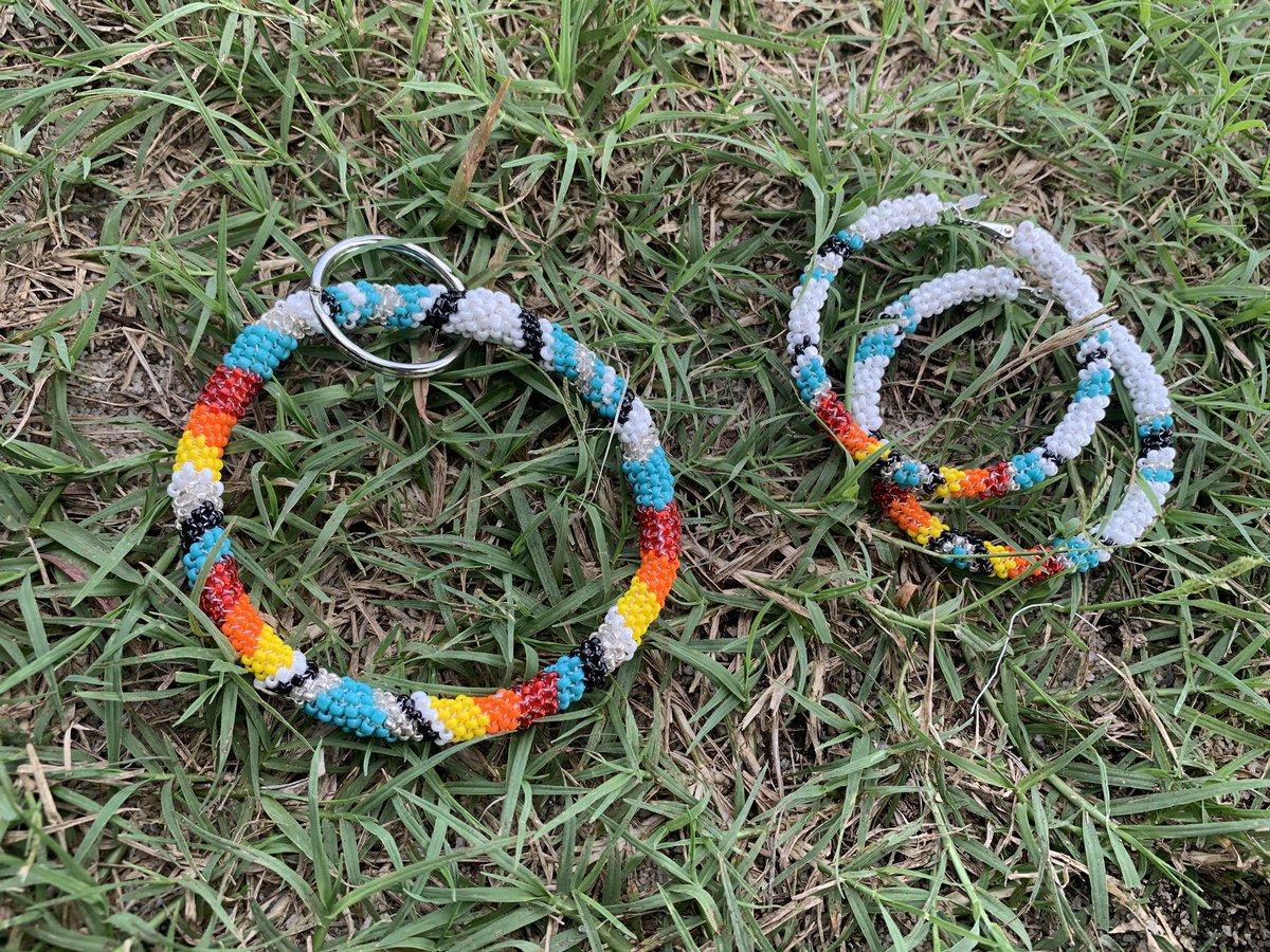 AmberEmanuel11's tweet photo. This set is finished 😍🤩🤩  #NativeTwitter #bead #beads #beadedjewelry #beadedkeyring #beadedhoops #keyring https://t.co/dKtrqvyoX8