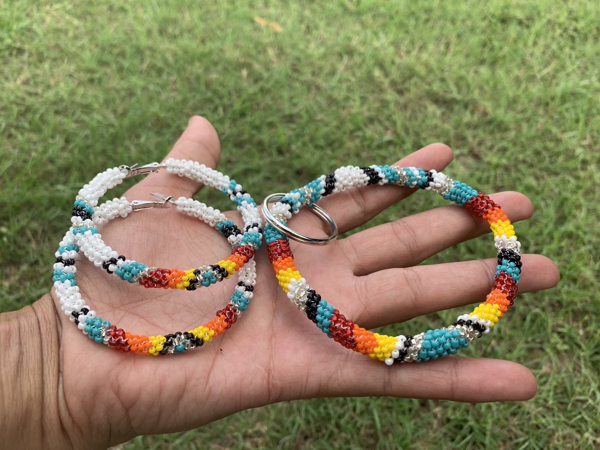 AmberEmanuel11's tweet photo. This set is finished 😍🤩🤩  #NativeTwitter #bead #beads #beadedjewelry #beadedkeyring #beadedhoops #keyring https://t.co/dKtrqvyoX8