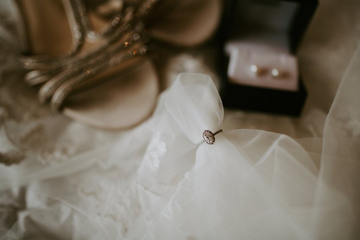 BridalFantasy's tweet photo. ❤️ this detailed 💍 shot!

Repost @alyselakemanphotography
#engaged #engagementring #vintagestyle #itsallinthedetails #bridalfantasy #bridalfantasymagazine #bfbride #yegbride #yycbride #yycwedding #yegwedding #albertabride #weddingphotoideas #gettingmarried2020 https://t.co/MnfWlescRz
