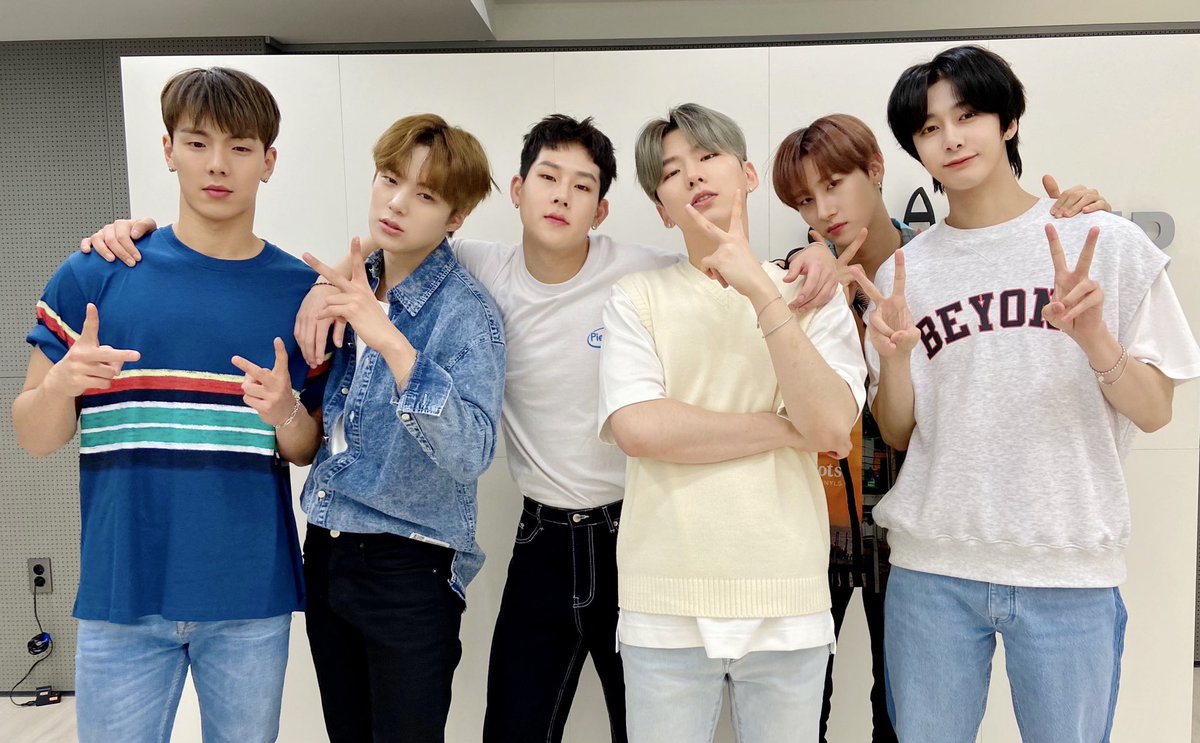 OfficialMONSTAX's tweet photo. [#MONSTA_X]
200809 #몬스타엑스 온라인 콘서트
MONSTA X LIVE
FROM SEOUL WITH LUV D-DAY ❤️

기다리고 기다렸던 오늘!
콘서트 많이 기대해주시고,
12PM(KST)에 만나요💓

#MONSTAX #MONBEBE
#monstaxlivewithluv

👉🏻 https://t.co/ldPn5JU7ZH https://t.co/chwLAt324n