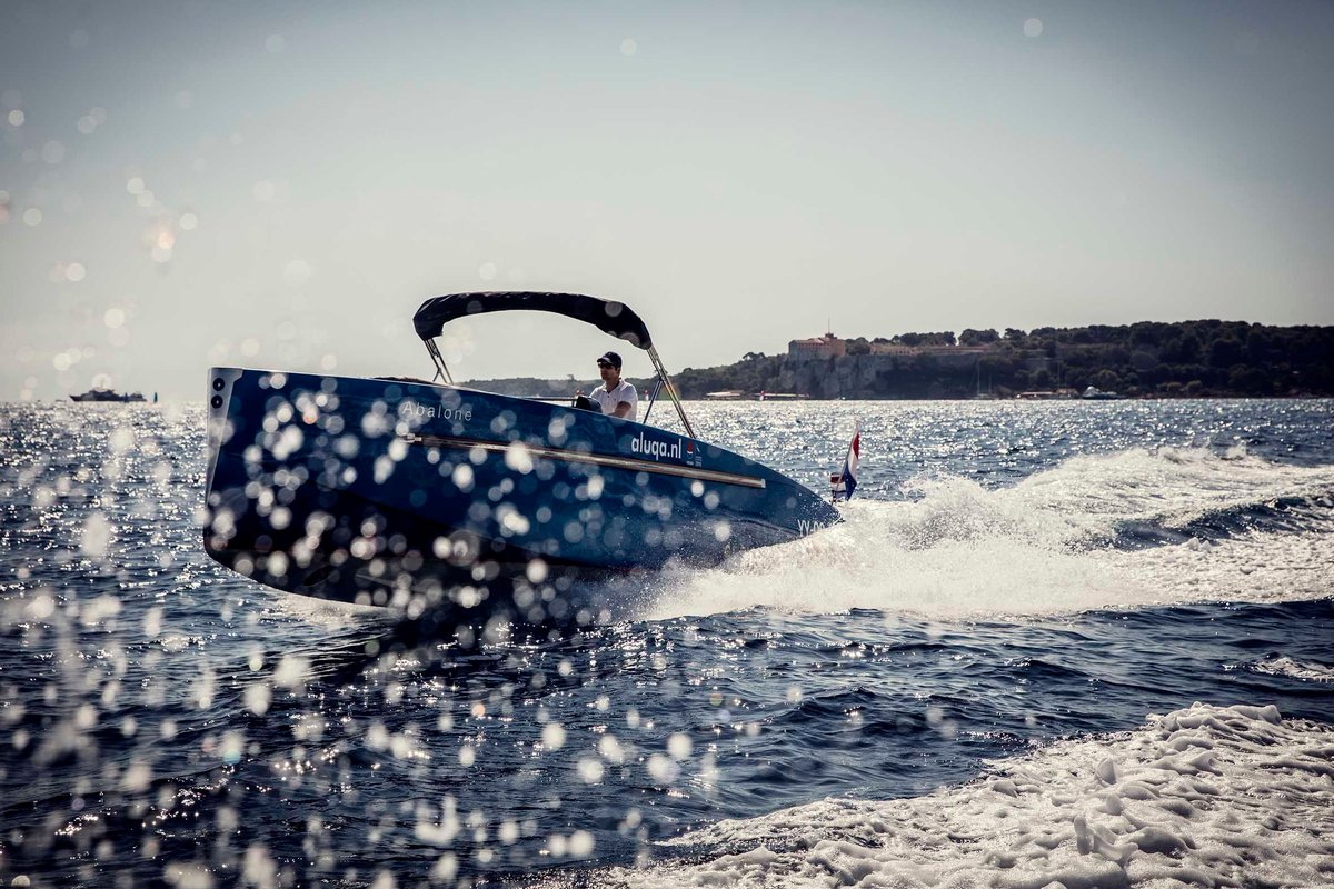 AluqaBoats's tweet photo. With an average of 70 km/h every ALUQA exclusive boat is fast, agile and stabile due to its sturdy and lightweight aluminium. The bigger models can be operated with one engine instead of two and reach the same results. #aluminum #premium #lightweight #powerboat https://t.co/mqPkE3pIMq
