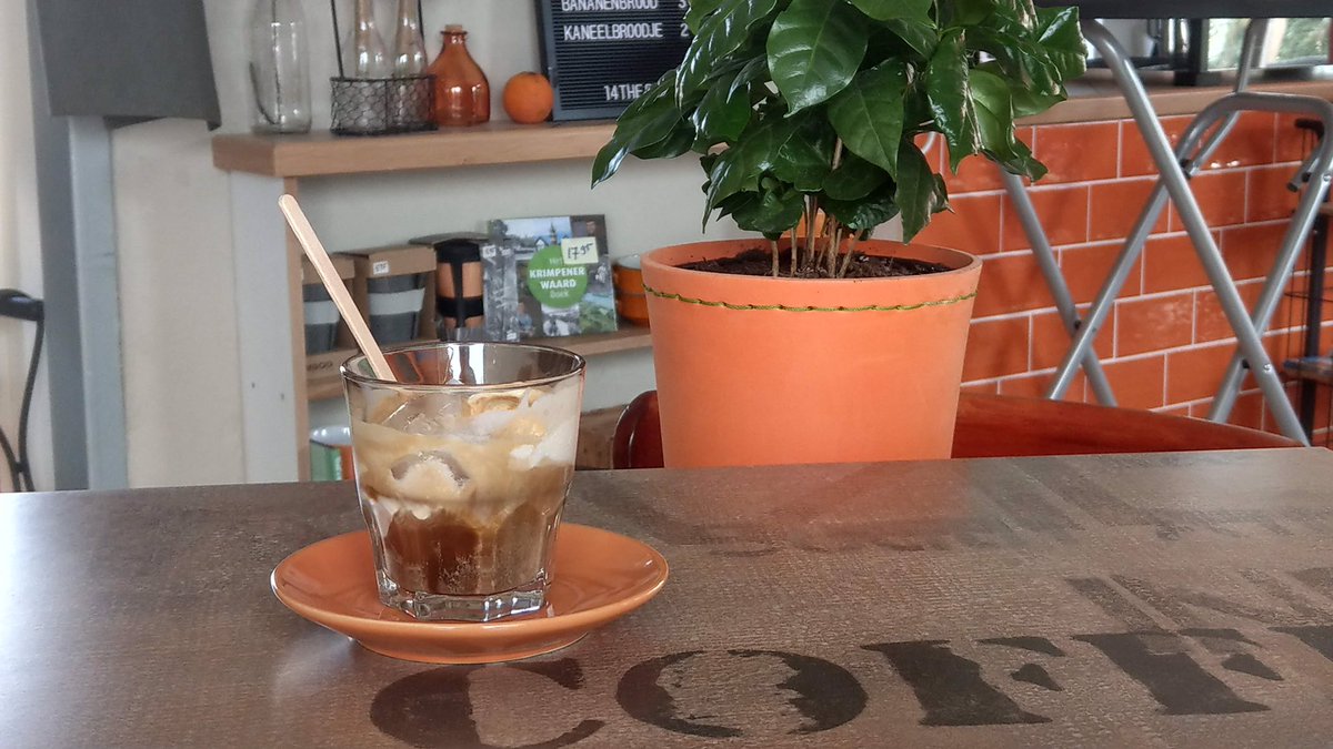 14theRoadnu's tweet photo. Wat kan eenvoud toch lekker zijn; dit keer een verfrissende ijskoffie. 
2 bolletjes ijs, ijsklontjes, rietsuiker naar wens en een mooi dubbelshot espresso erop. Kom je proeven?

#14theRoad #Krimpenerwaard #fietscafé #barista #koffie #ijskoffie #fietsen #wandelen #GOUDasfalt https://t.co/yM66xBZSIx