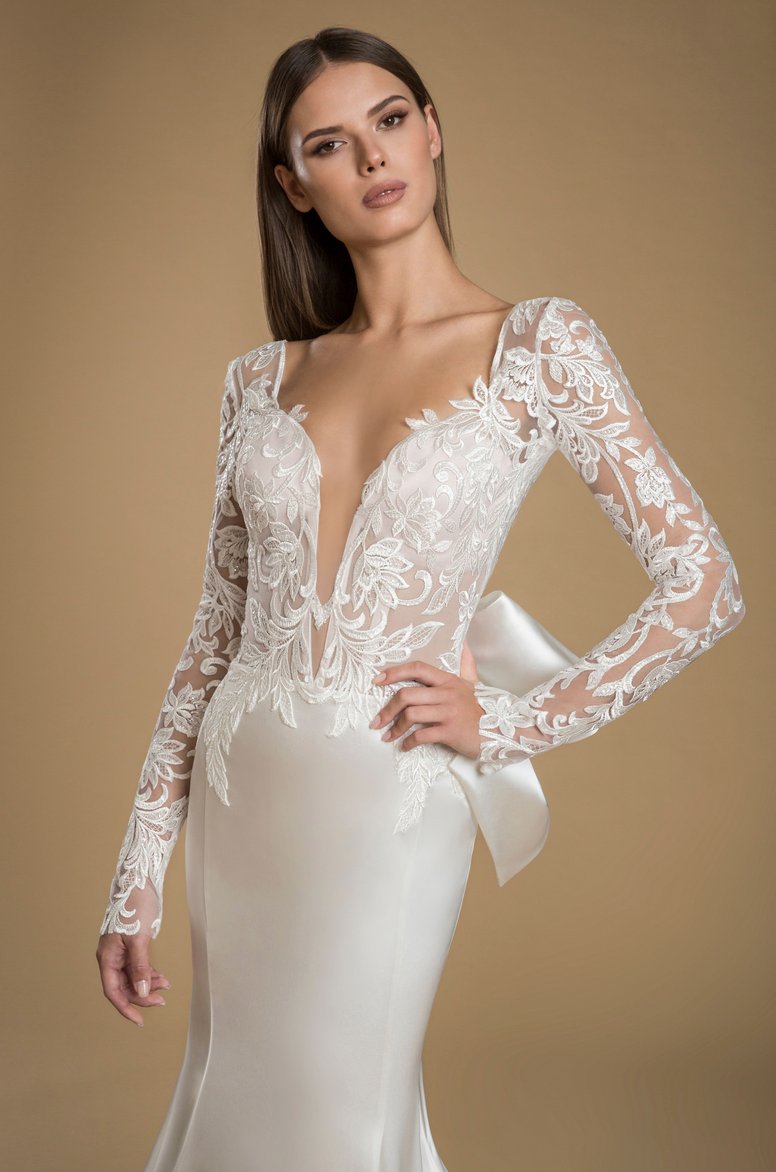 pninatornai's tweet photo. Currently loving long sleeves! Are you team strapless or team sleeves?
2021 #LOVEbyPninaTornai #Style14858
Available @KleinfeldBridal
Photo: Dvir Kahlon
Makeup: Ortal Elimeleh
Hair: Benjamin Ruimi https://t.co/nUL7WLJZkf