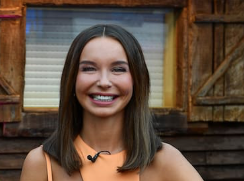 twitkalk's tweet photo. Schweizer Schlüpferweigerin & BacheloretteBusella #Adela prahlt stolz mit ihren nicht mehr zählbaren Botox-Behandlungen in der Visage. Erst 27 und sieht aus als hätte sie den Kopf in einen Eimer Wespen gehalten - warum??? #SoSad #NaturalBotox #PimpMichPrall #Spritzkuchen https://t.co/RVvLLZ0g6i