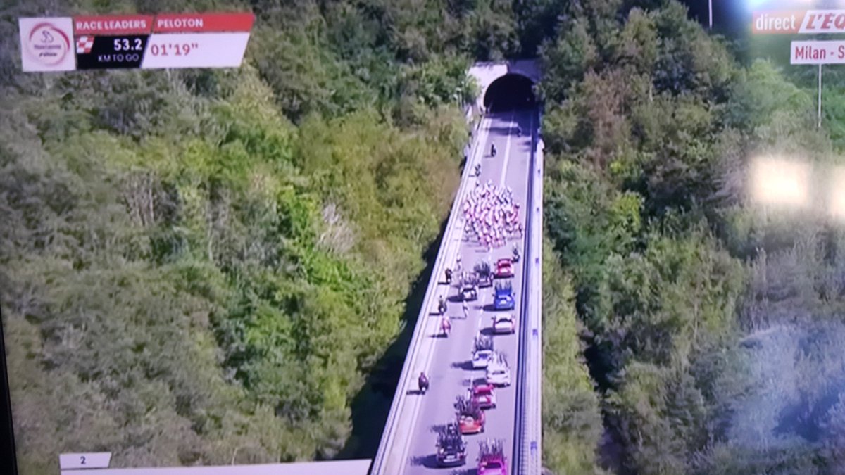 Les blaireaux qui balancent leurs bidons par dessus les ponts je vous déboiterait bien façon puzzle #MilanoSanremo